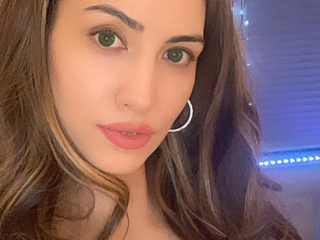 EvaBaunty camgirl live amateur webcam