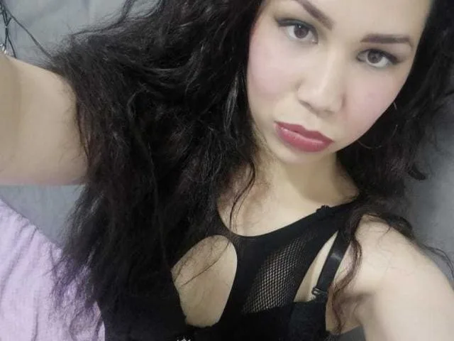 BelleLouiseLow camgirl live amateur webcam