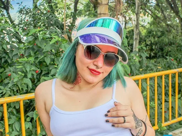 MacadaLove camgirl live amateur webcam