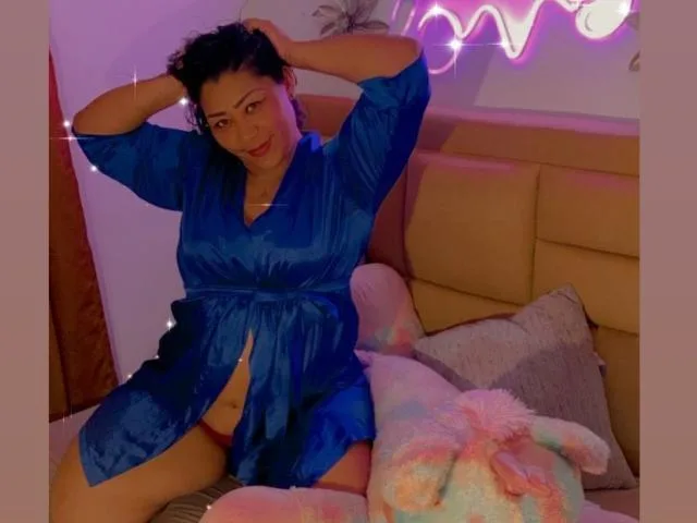 KittyBigBoods camgirl live amateur webcam
