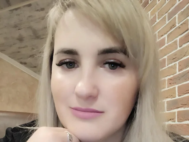 MonicaLyn camgirl live amateur webcam