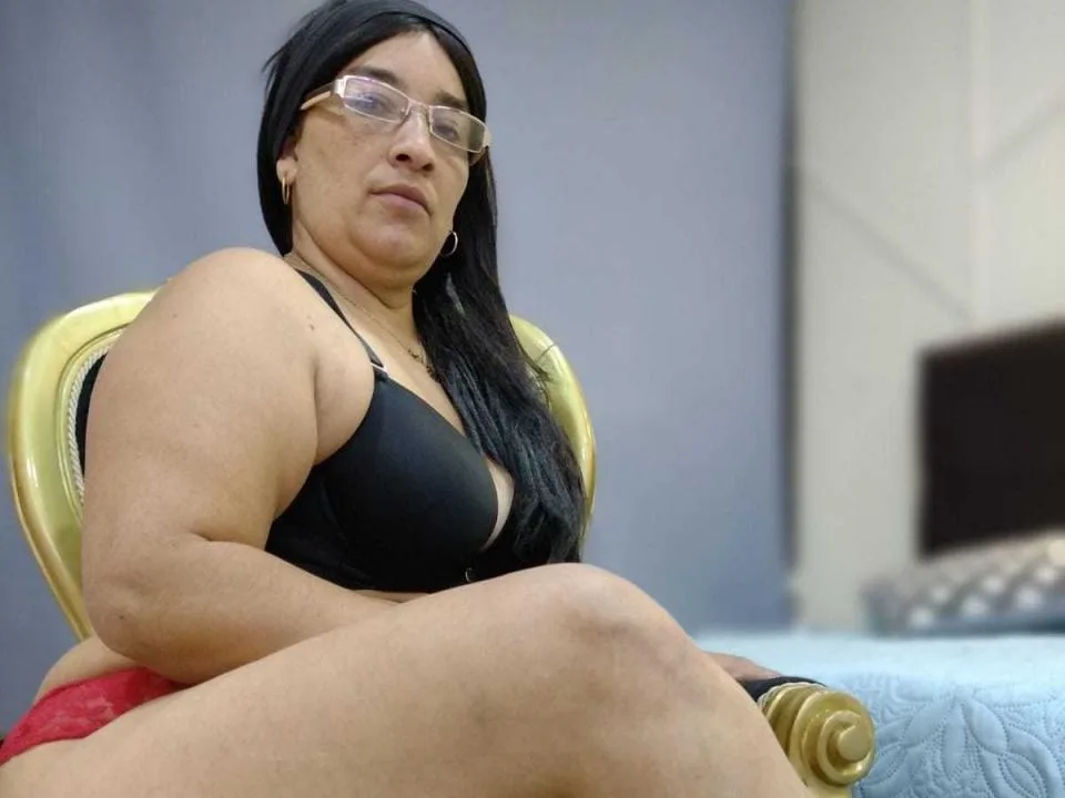 MoonMature camgirl live amateur webcam