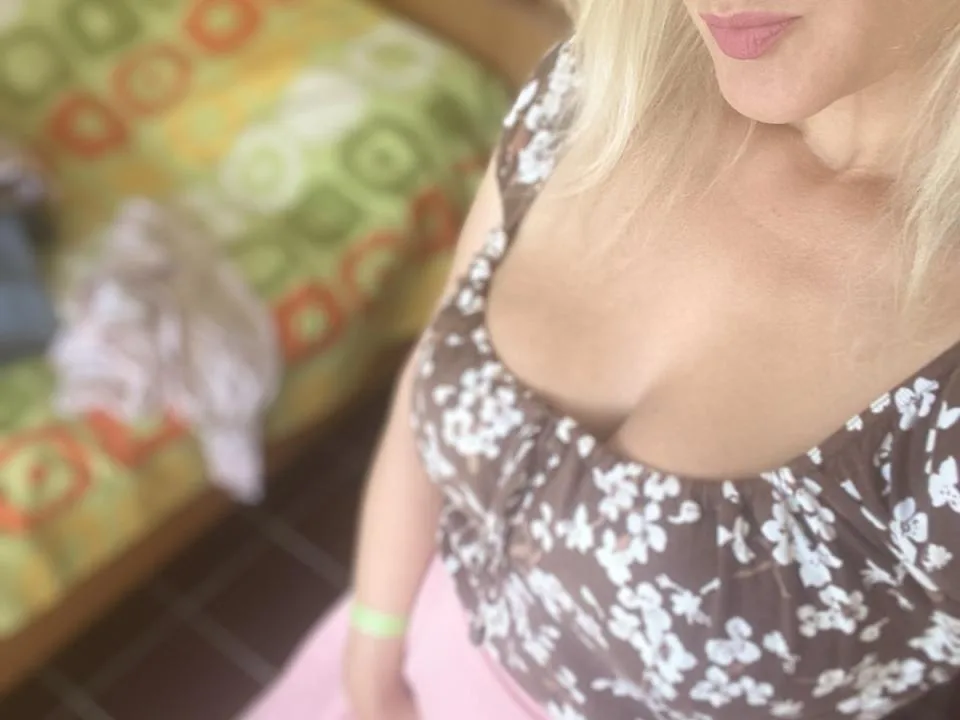 SweetApple camgirl live amateur webcam