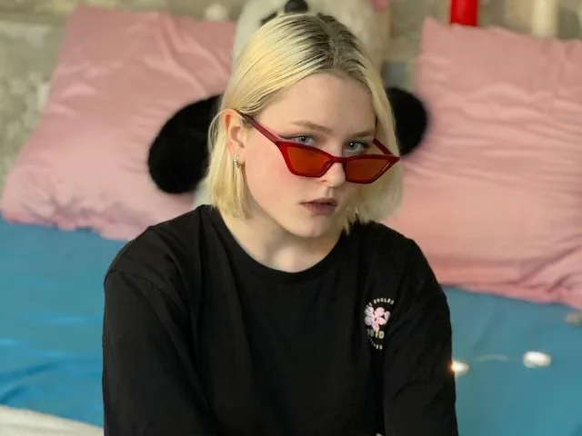 MalenaShine camgirl live amateur webcam