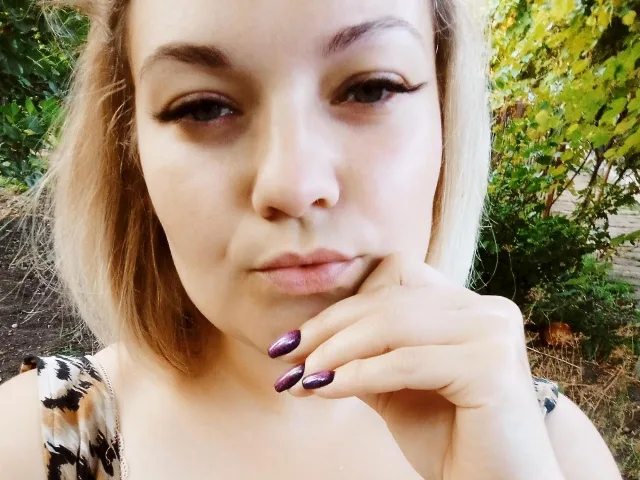 AdrianaWonder camgirl live amateur webcam