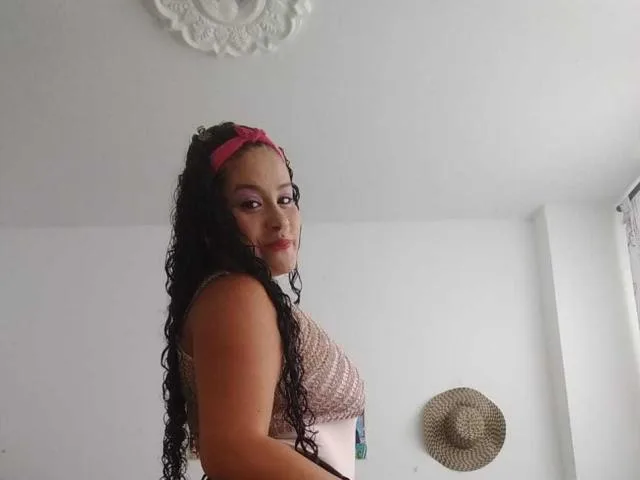 DomeLatin camgirl live amateur webcam