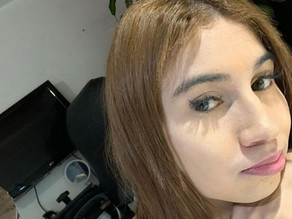 SaraPleasure camgirl live amateur webcam