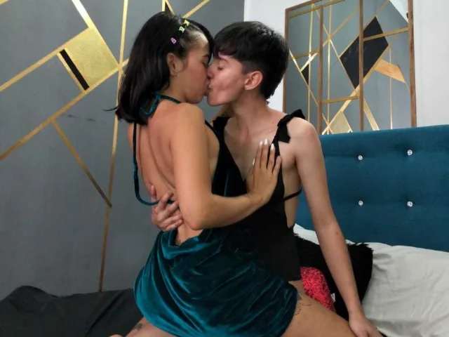 ChrissyXMaisy camgirl live amateur webcam