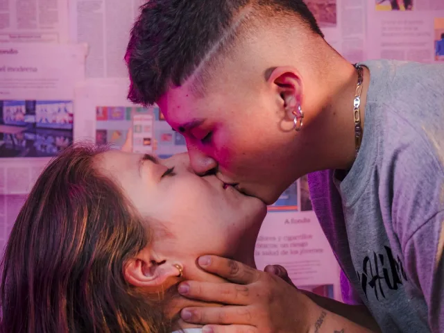 EmilyAndAdelee camgirl live amateur webcam