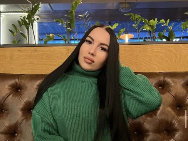 MonikaGoldie camgirl live amateur webcam