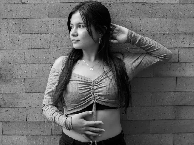 EmiliWhite camgirl live amateur webcam