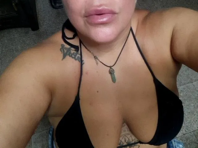 GisyHot69 camgirl live amateur webcam