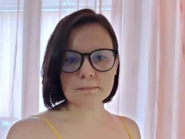 BeverlyFee camgirl live amateur webcam