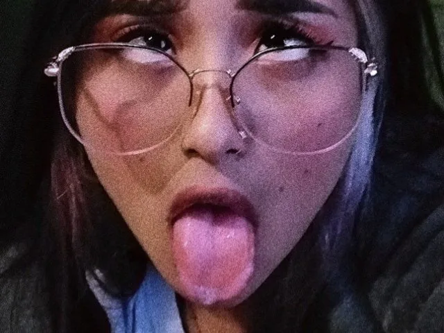 AmmyLewis camgirl live amateur webcam