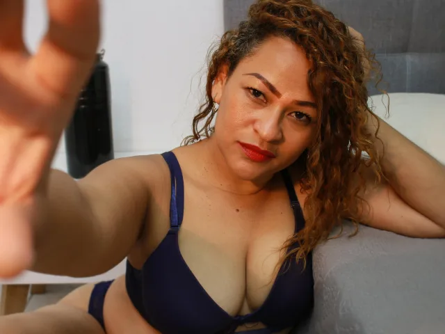 AlmaTorres camgirl live amateur webcam