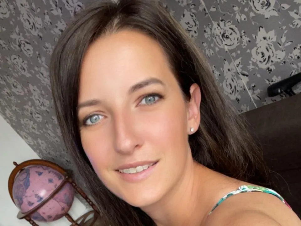 AnneMarieHotty camgirl live amateur webcam