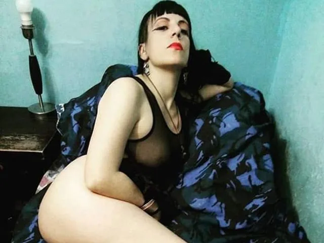 EllaCore camgirl live amateur webcam