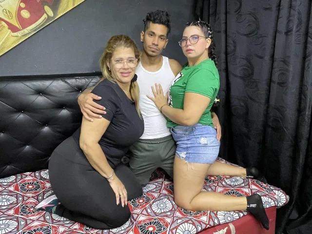 TwoBigGirlsOneBoy camgirl live amateur webcam