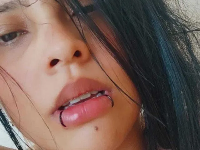 EmmaCloudy camgirl live amateur webcam