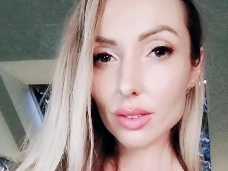 SexyEmila camgirl live amateur webcam