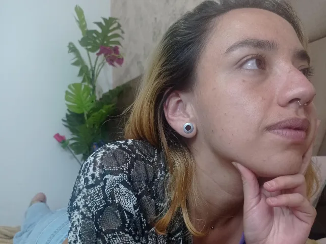 AylaDrack camgirl live amateur webcam
