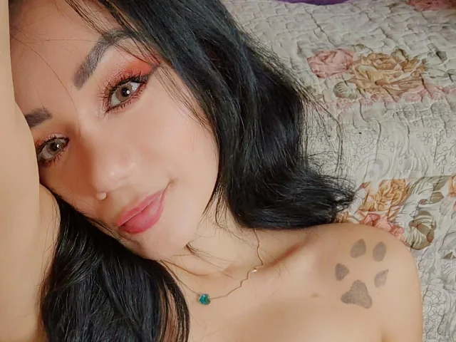 EmmaHariq camgirl live amateur webcam