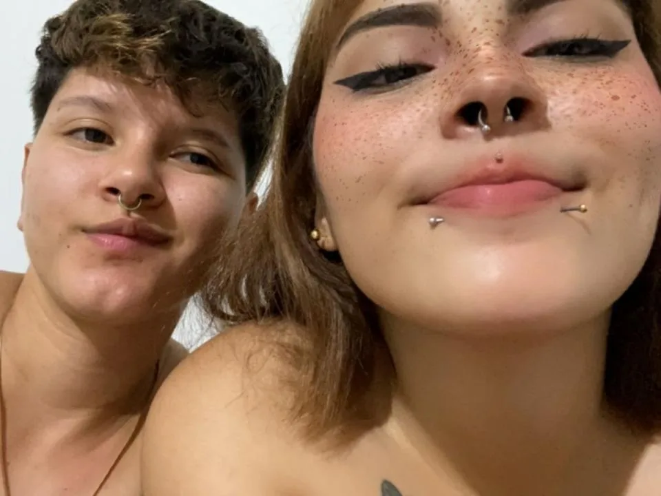 CamilleAndSophie camgirl live amateur webcam