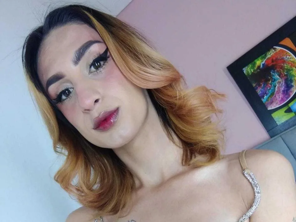 NicolMillis camgirl live amateur webcam