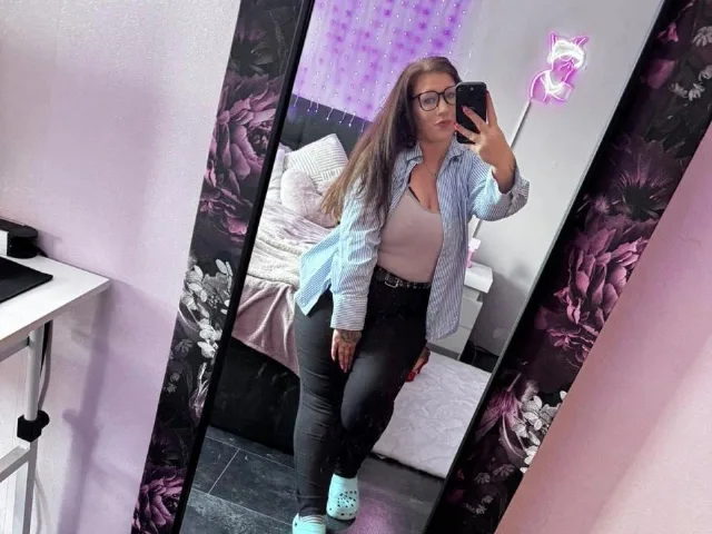 CurvyAlexaa-hot camgirl live amateur webcam