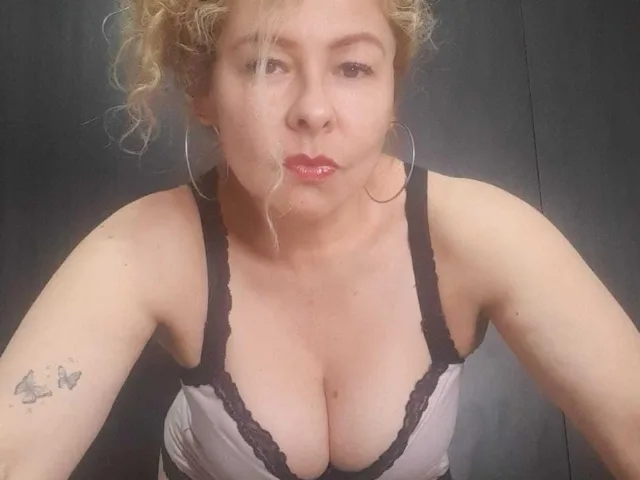 MiaAmoretti camgirl live amateur webcam