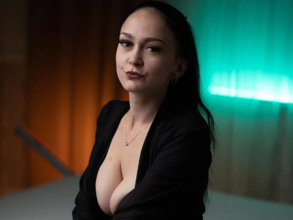 BustyBabeHot camgirl live amateur webcam