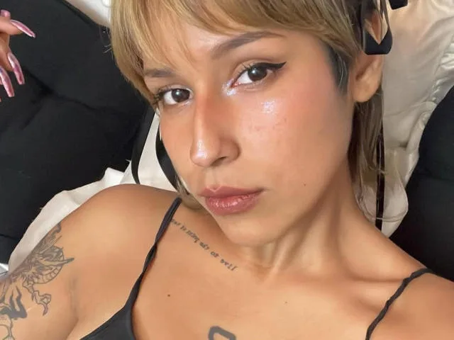 KiaraHernandezX camgirl live amateur webcam