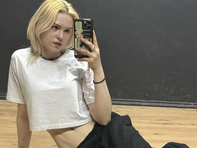 SweetLilyy camgirl live amateur webcam