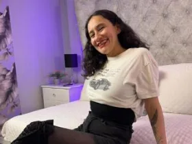LilithCrowe camgirl live amateur webcam