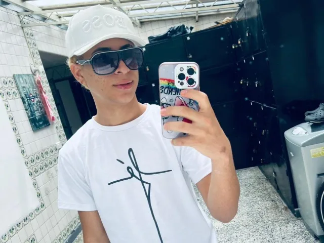 HollmanFronsh camgirl live amateur webcam
