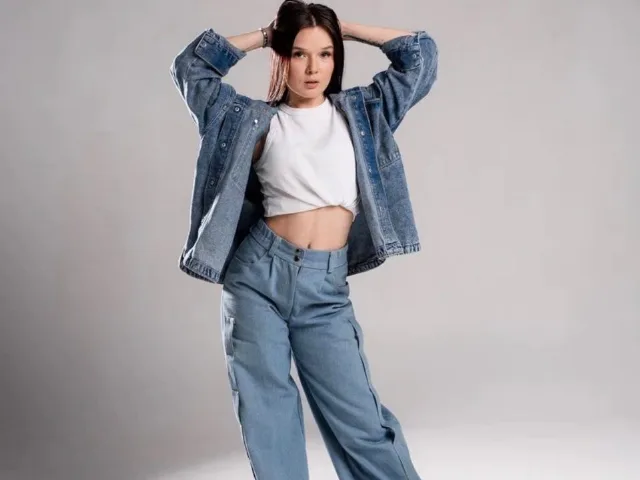 EsterGillom camgirl live amateur webcam