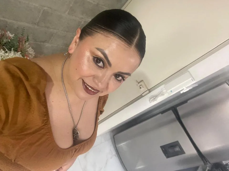 CharlotteDevereaux camgirl live amateur webcam