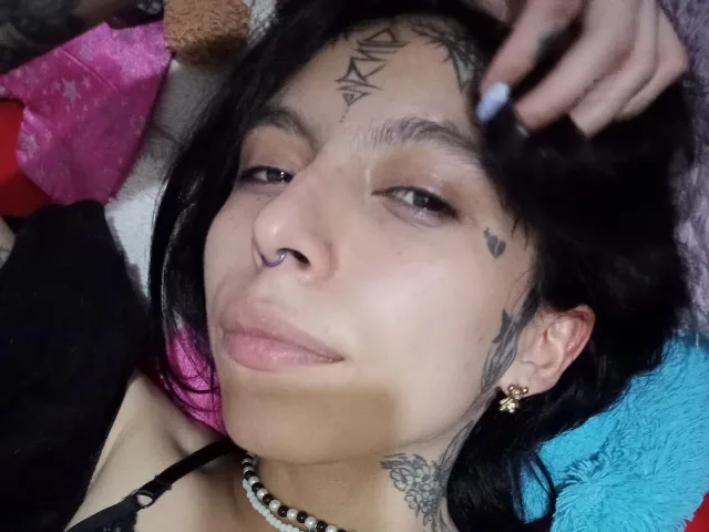 LaurieRzz camgirl live amateur webcam