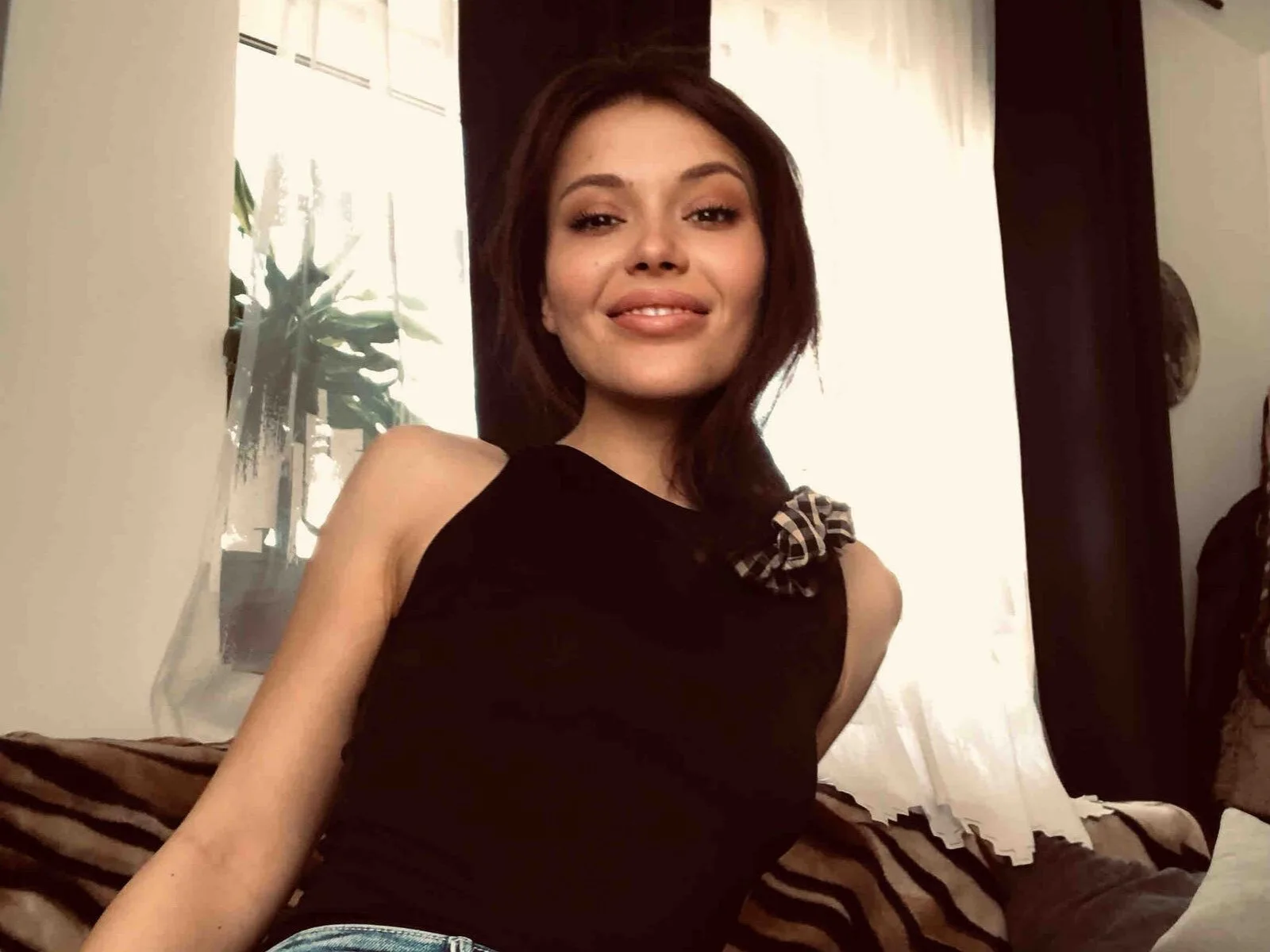 SelenaAllure camgirl live amateur webcam