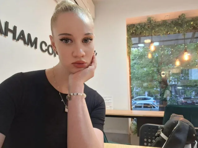 LindaxxCrow camgirl live amateur webcam