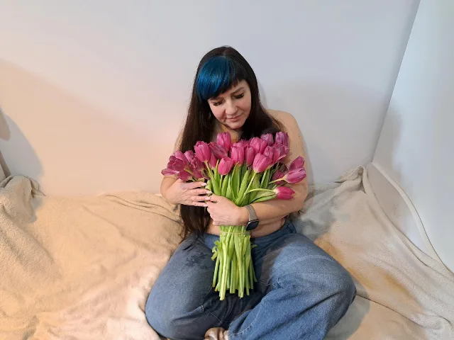 VelvetGloria camgirl live amateur webcam