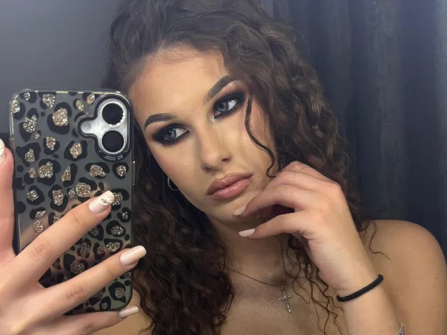 CharlotteeW camgirl live amateur webcam