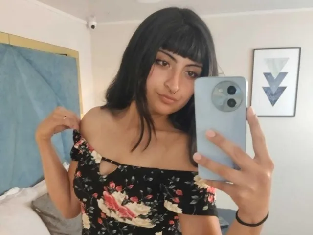 MiaSalim camgirl live amateur webcam