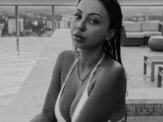 MaddisonCoast camgirl live amateur webcam