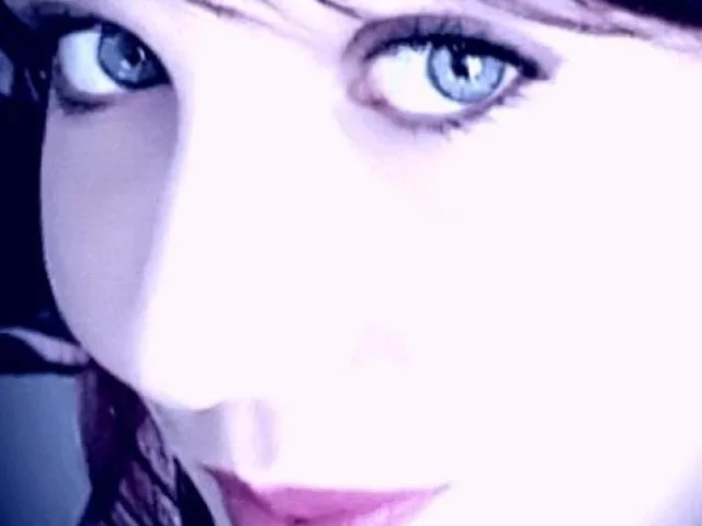 LilouLoveFriends camgirl live amateur webcam