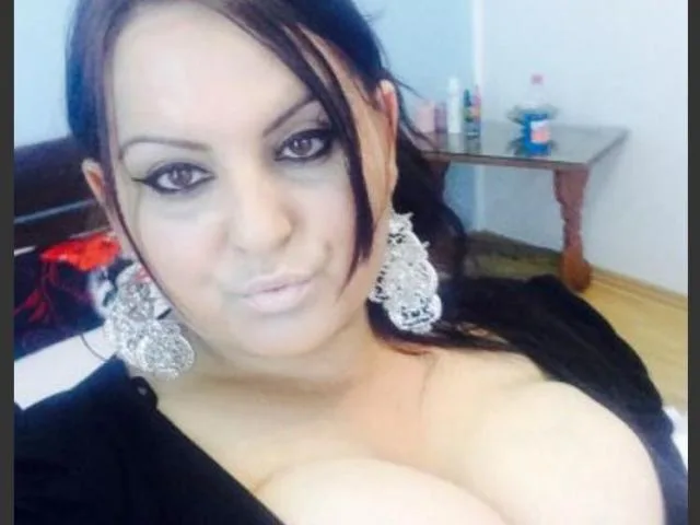 BigBoobElla camgirl live amateur webcam