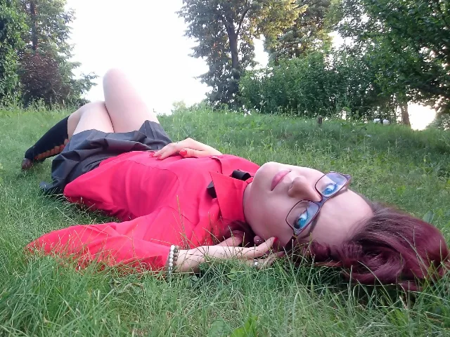 MoonBlossom camgirl live amateur webcam