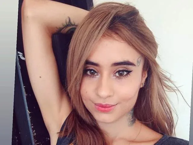 DarkBabe camgirl live amateur webcam